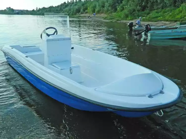 Стеклопластиковая лодка Пингвин с консолью (тримаран) в Жуковском