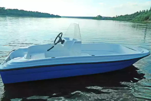 Стеклопластиковая лодка Пингвин с консолью (тримаран) в Жуковском