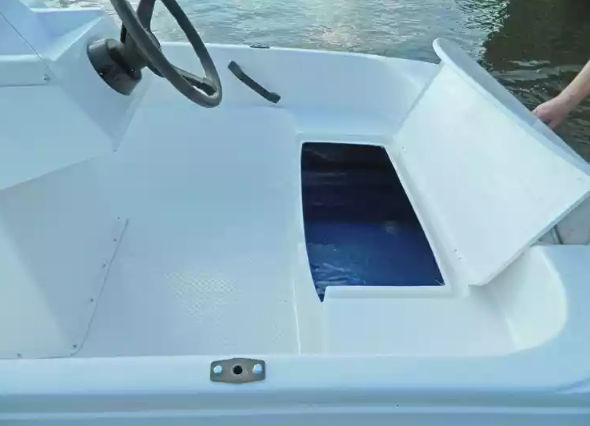 Стеклопластиковая лодка Пингвин с консолью (тримаран) в Жуковском